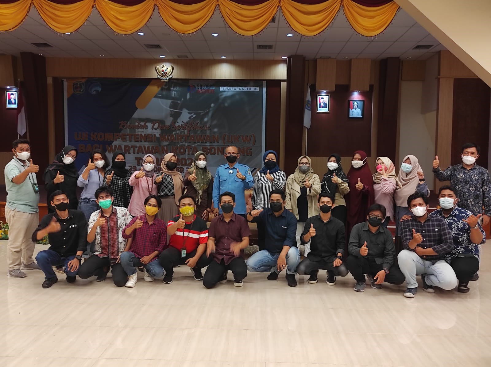 Kepala Dinas Diskominfo, Dasuki (tengah) bersama peserta dan tim penguji Uji Kompetensi Wartawan yang digelar 23-24 Oktober 2021. (ardhan ahmad)